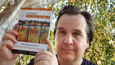 O livro "Cultivando Rendimentos" nas mãos do autor.