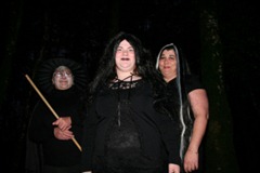 Melanie, Chloe & Linda O Donoghue, Kilfinane, Co.Limerick preparing some magic spells for the Ballyhoura Spook_50p_50p_50p