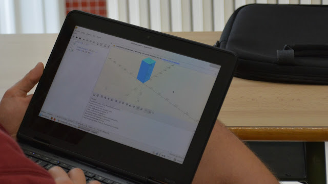 Alumno trabajando con OpenSCAD