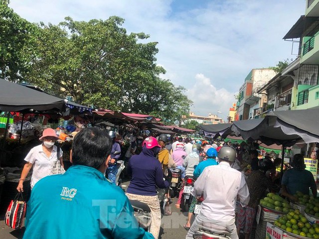 Hoa trái trước lễ Vu Lan đắt như tôm tươi, không đủ hàng để bán  - Ảnh 6.