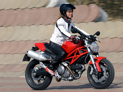 Ducati_Monster696