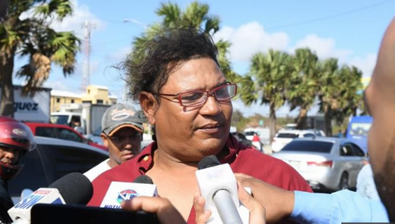 Guillermo Peña se trasladaba en una motocicleta tipo passola, cuando sin buscarlo,  se convirtió en todo un héroe, al rescatar con vida a dos personas de tres que cayeron al mar Caribe en un camión tipo volteo, en el kilómetro 17 de la autopista Las Américas.