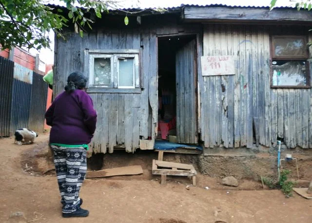 María Villarroel y la fachada de su antigua vivienda 