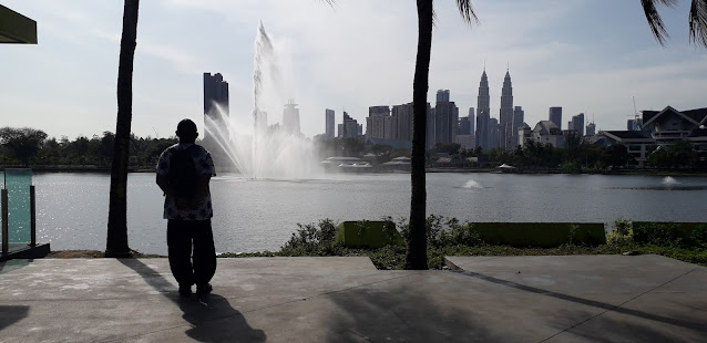 Melihat ke tasik di Taman Tasik Titiwangsa