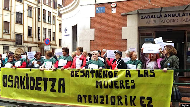 Protesta de mujeres ante el ambulatorio de Barakaldo