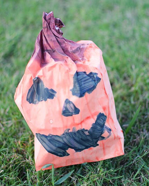 Paper Bag Pumpkins- easy and fun Halloween decor that kids can make.  Leave them plain as a craft for fall, or add a jack-o-lantern face as a Halloween activity.  Fun for preschool, kindergarten, or elementary.