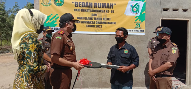 Kajari Karimun Serahkan Kunci Rumah dan Berikan Bantuan Sembako ke Panti Asuhan di Kundur