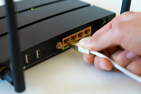 Menghubungkan konektor kabel LAN ke port pada router. Kabel LAN digunakan untuk menghubungkan komputer atau perangkat lain ke jaringan internet melalui router. Dengan menghubungkan kabel LAN ke router, pengguna dapat terhubung ke internet dan mengakses berbagai sumber daya online dengan lebih cepat dan stabil.