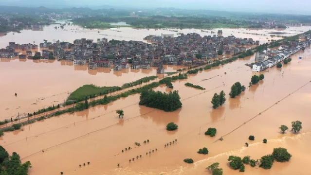 Banjir hingga Longsor Terjang China, Ratusan Ribu Warga Dievakuasi Banjir hingga Longsor Terjang China, Ratusan Ribu Warga Dievakuasi