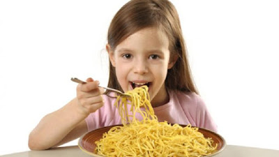 Jika Biarkan Anak Makan Mi Instan Setiap Hari, Ini Bahayanya!
