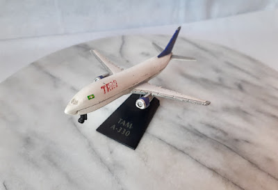 Miniatura de metal avião comercial TAM A-330 com suporte 13 cm de comprimento 10 cm envergadura R$45,00