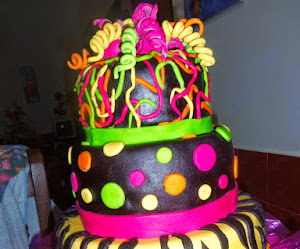 Torta de 15 años tema Fiesta de Colores y animal print