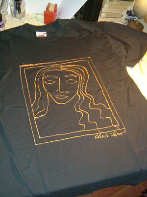 Camiseta negra decorada por Chelo Lera