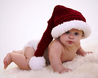 Bayi-dan-topi-santa-yang-lucu