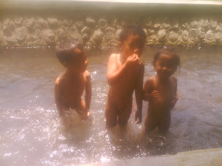 berenang di sungai alam pedesaan