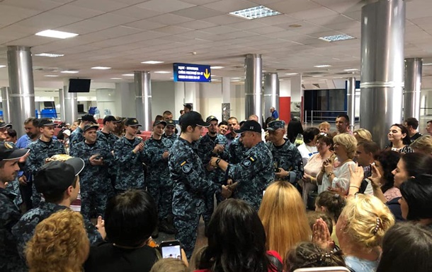 Полонених моряків нагородили і підвищили в званні