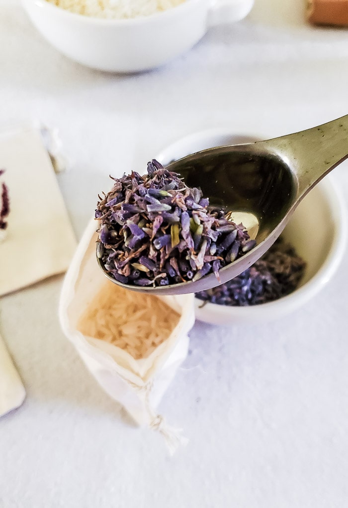 scoop of dried lavender