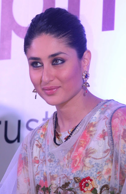 Kareena Kapoor sexy look in a saree + other HQ Unwatermarked pics