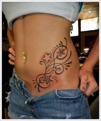 tatuaje en el abdomen para mujeres