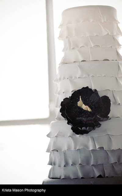 From Charlotte's Cupcakes we find this wonderful wedding cake design with