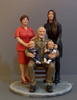 statuetta generale esercito in pensione nonno con nipotini in braccio miniatura soldato orme magiche