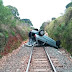 FOTOS: Carro capota e para em cima de trilho de trem, em Guarapuava