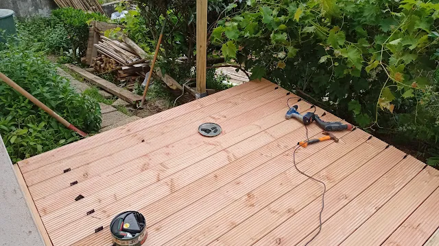 Capitaine Jack pose les premières lames de terrasse