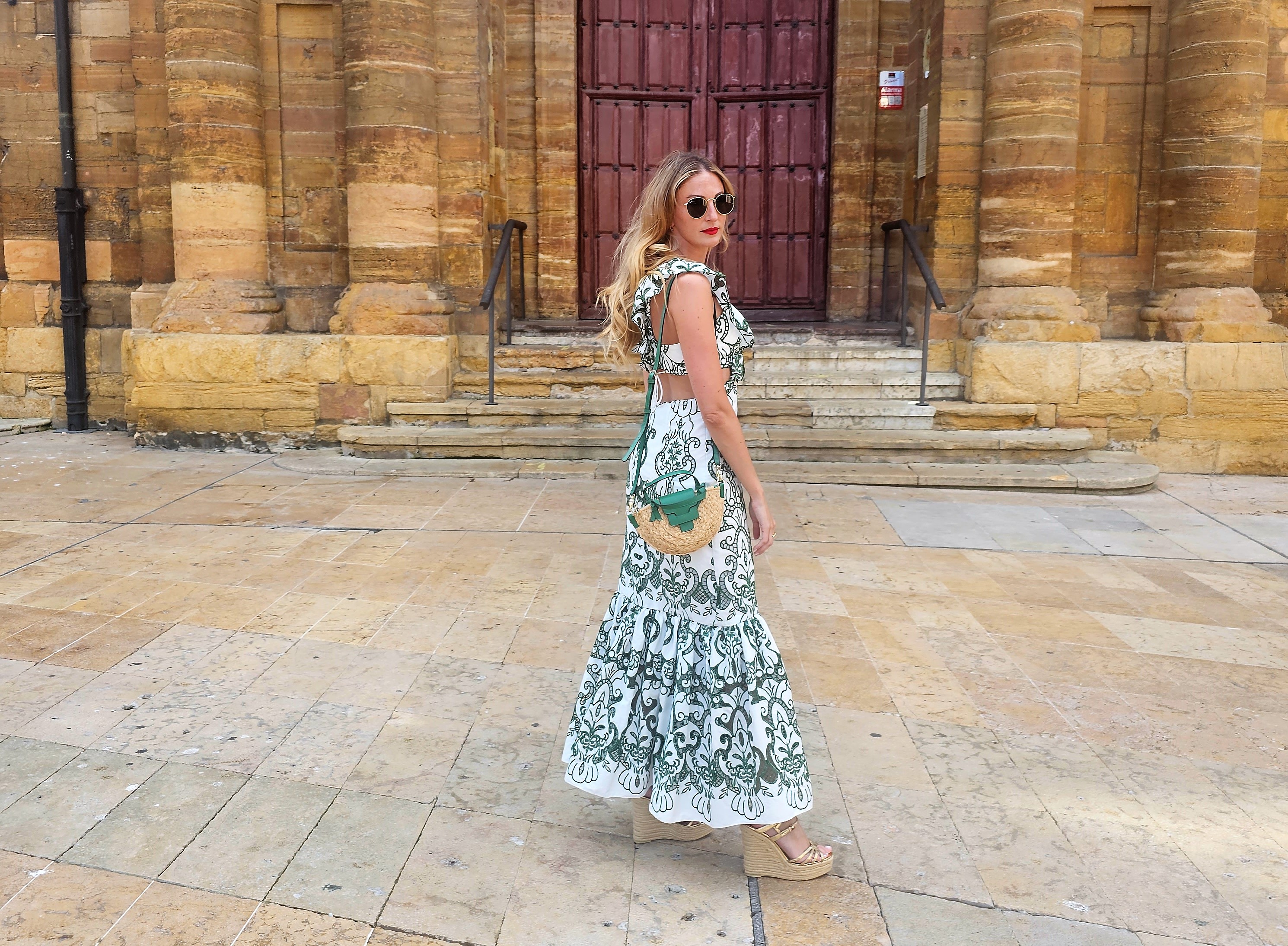 Look invitada con vestido verde bordado de Zara