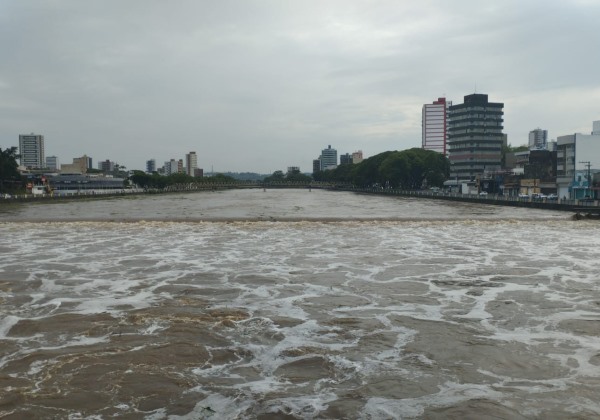 Nível do rio Cachoeira, em Itabuna, sobe 9 metros e ameaça ribeirinhos