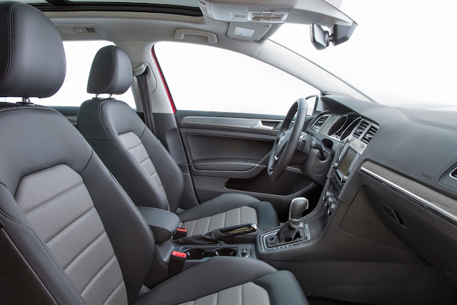 Interior view of 2017 Volkswagen Golf Alltrack TSI SEL