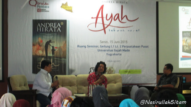 Diskusi novel Ayah - Andrea Hirata di lantai dua perpustakaan pusat UGM