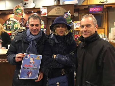 Arriva la Befana Festa del Poliziotto 2017, Nancy Brilli madrina della kermesse  saluta Gianluca Guerrisi (CONSAP) e Danilo Melandri (Oasi Park)