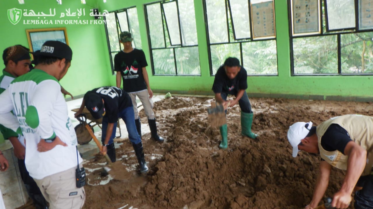 Relawan HILMI - FPI Bersihkan Rumah Warga Dan Masjid 