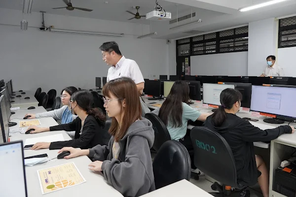 ▲大葉大學資管系輔導學生準備證照考試。（大葉大學提供）