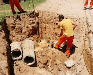  Na Estrada das Montanhas, seis profissionais da Prefeitura trocaram as manilhas quebradas da rede de captação de águas pluviais