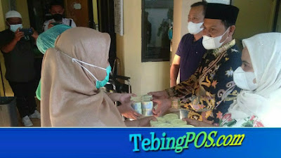 Basyaruddin SH. MH Beserta Istri Beri Perhatian Ke Nakes  RSUD Dr. Kumpulan Pane