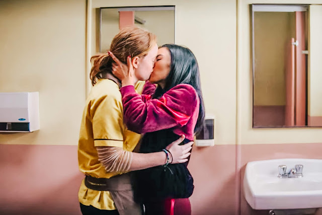 lesbian kiss in let it snow netflix movie