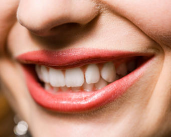 10 Manfaat Senyum Bagi Kesehatan