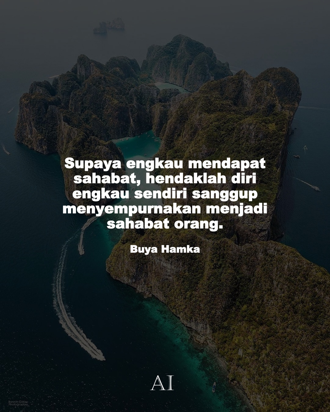 Wallpaper Kata Bijak Buya Hamka  (Supaya engkau mendapat sahabat, hendaklah diri engkau sendiri sanggup menyempurnakan menjadi sahabat orang.)