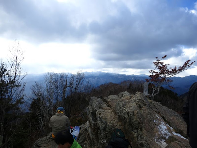 両神山の狭い山頂