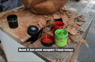 Di tangan Zainal inilah buah kelapa yang sudah tua dan tidak diolah menjadi makanan diubah menjadi seni ukir wajah. Warga Jalan Dobi, Kelurahan Berok Nipah, Kecamatan Padang Barat, Kota Padang, Sumatra Barat ini, setiap hari menghabiskan waktunya untuk mengukir buah kelapa menjadi aneka wajah binatang, seperti monyet, kura-kura, panda hingga tupai. Published on Aug 7, 2016.