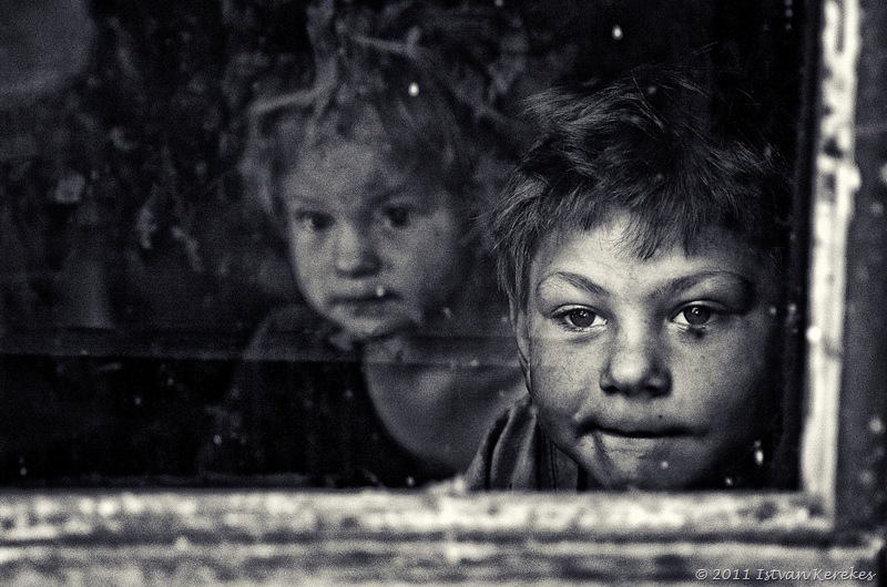 Girl and brother window kerekes