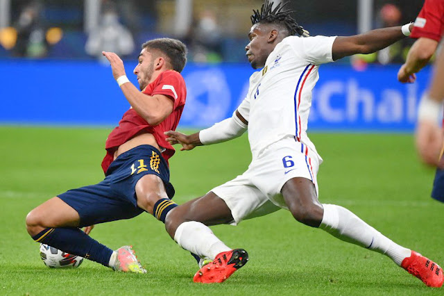 Ferran Torres, que se resintió de su lesión, disputa un balón con Paul Pogba. SELECCIÓN DE ESPAÑA 1 SELECCIÓN DE FRANCIA 2. 10/10/2021. Liga de Naciones de la UEFA, final. Milán, Italia, estadio de San Siro. GOLES: 1-0: 64’, Mikel Oyarzabal. 1-1: 66’, Karim Benzema. 1-2: 80’, Kylian Mbappé.