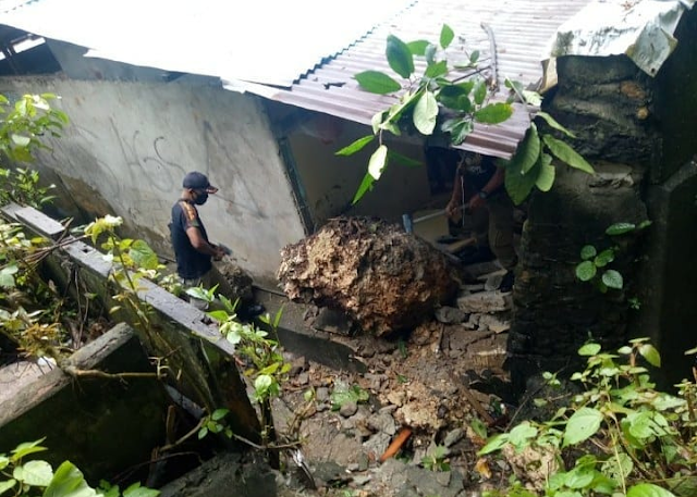 Satpol PP Kota Ambon Bersihkan Rumah Warga Ambon Terimbun Longsor Akibat Hujan Lebat