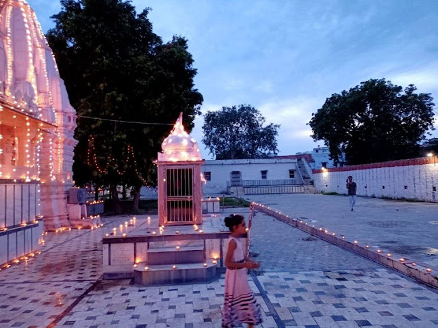 रघुनाथ मंदिर परिसर | फोटो: धवल मेहता