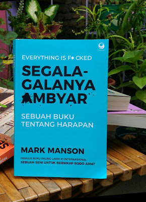 Buku Segala-galanya Ambyar karya Mark Manson
