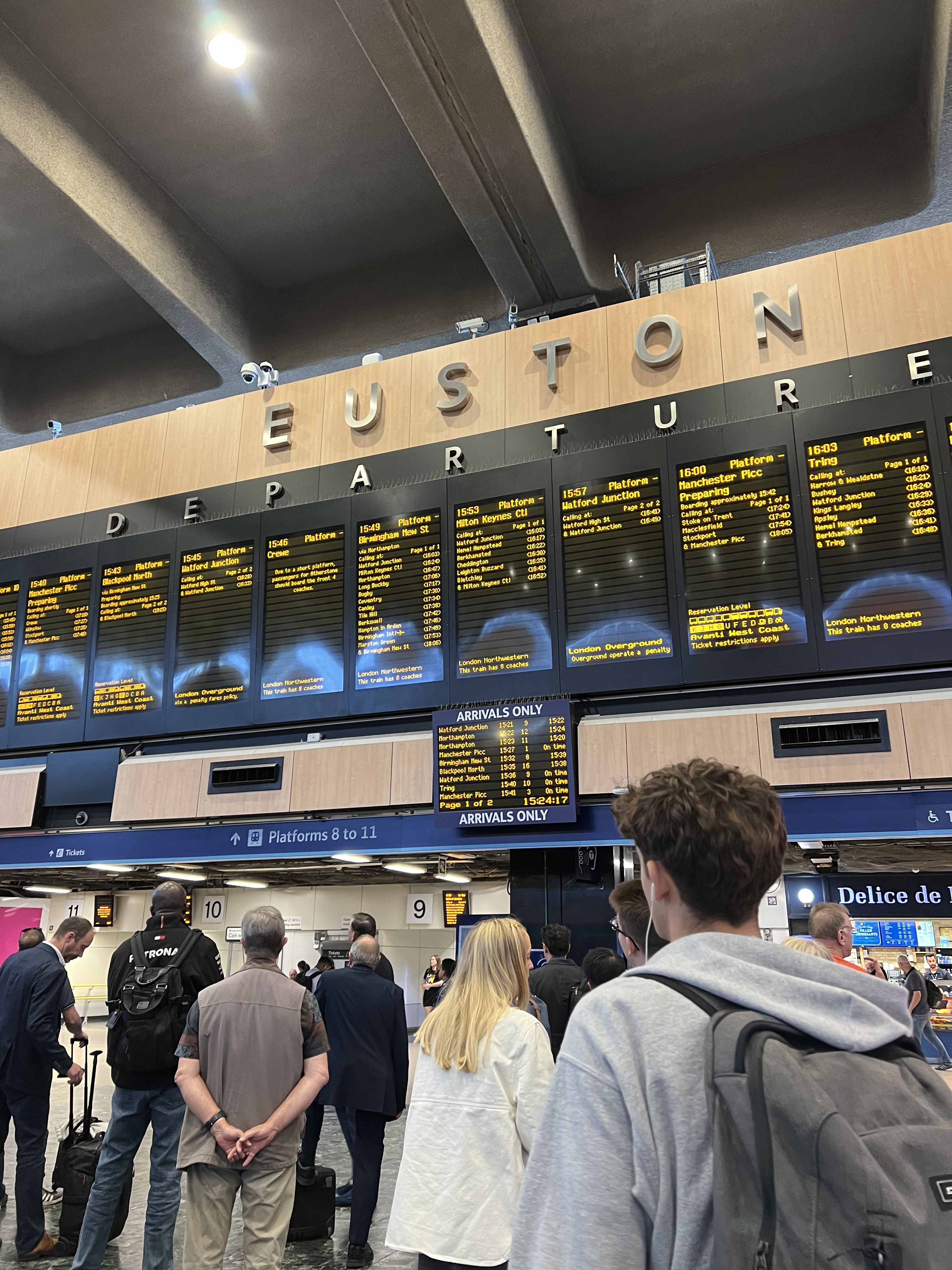 Adrienne Nguyen_Birmingham UK_Explore United Kingdom_UK Travel_Travel Blogger_London King's Cross_Harry Potter_Platform 9 3/4_Harry Potter Platform in London_Euston Station