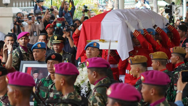 Presiden RI ke 3 di bawa pasukan Papampres 