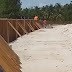Propietarios de terrenos donde construyen muro fronterizo en Pedernales, demandan pago