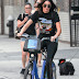 Kendall Jenner Bisiklet Sürerken kameralara yakalandı.